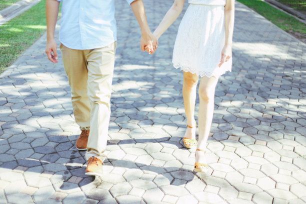 夫妇散步图片下载