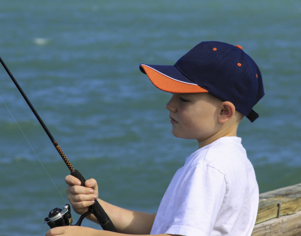 小男孩钓鱼图片下载
