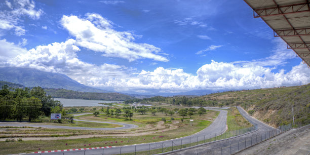 空的汽车跑道图片下载