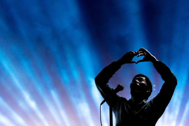 歌手曼在演唱会舞台上摆姿势和唱歌图片下载