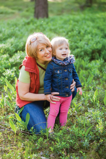 年长的女人和孙女。家庭的概念图片下载