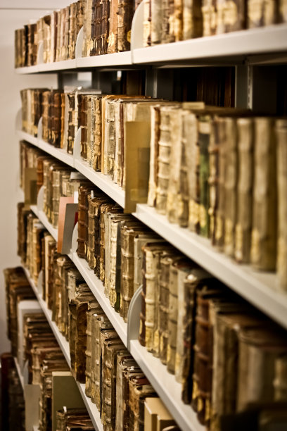 书架上的旧书图片下载