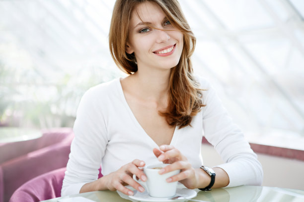 拿着一个杯子图片下载