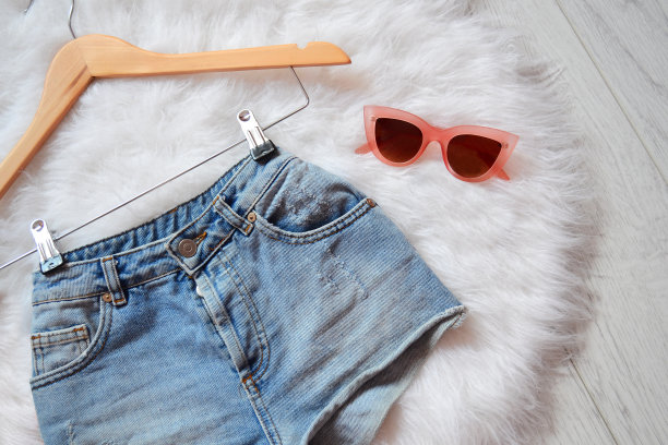 短牛仔短裤上trempel白色皮毛和粉色眼镜。从上面的观点图片下载
