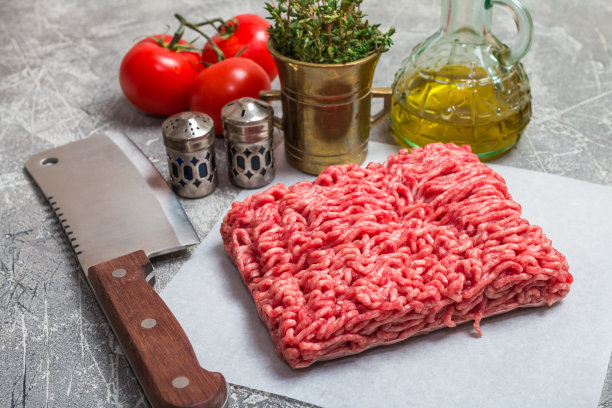 用新鲜百里香调味的肉末图片下载