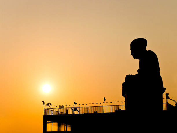 大和尚雕像图片下载