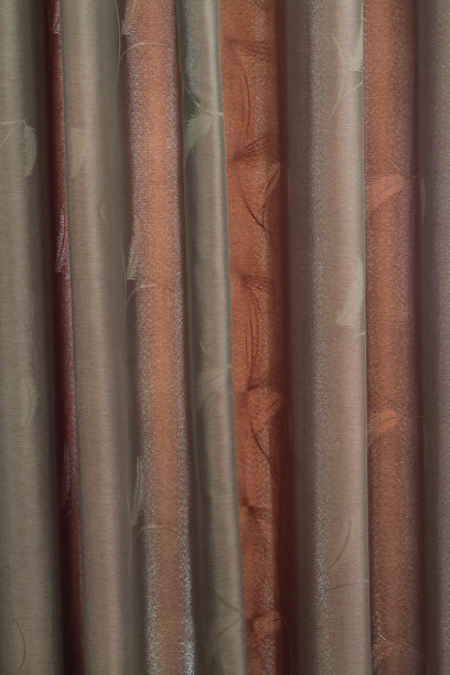 深棕色的窗帘图片下载