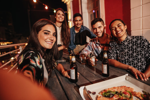 年轻人在派对上自拍图片下载