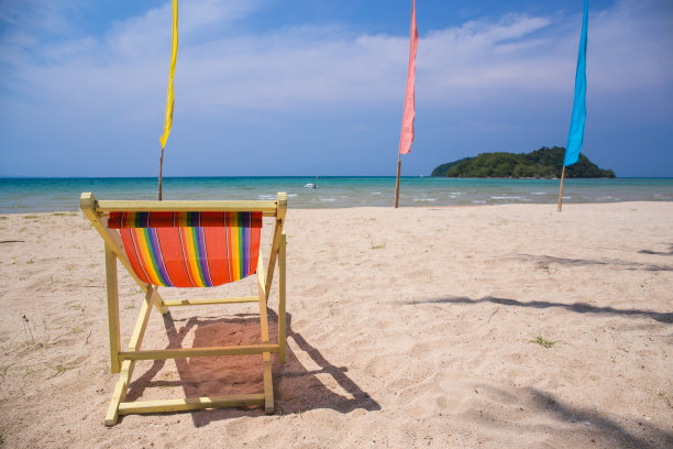 白色沙滩上的沙滩椅图片下载