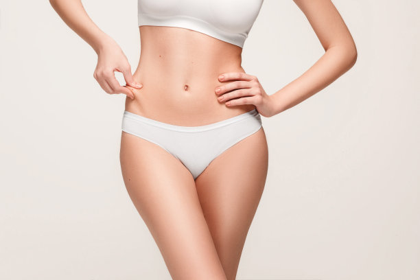 年轻、苗条、健康、美丽的女人，身穿白色内衣素材图片