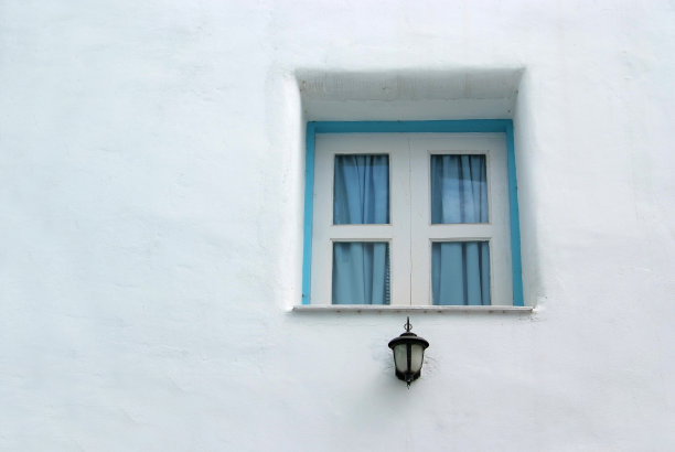 白色墙壁上的蓝色窗户图片下载
