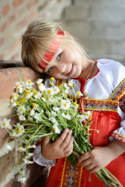 俄罗斯女孩拿着花图片下载