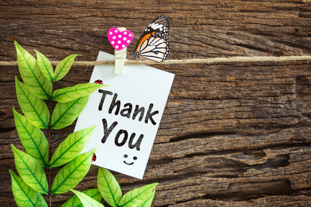 感谢纸条挂在红色的心夹上图片下载