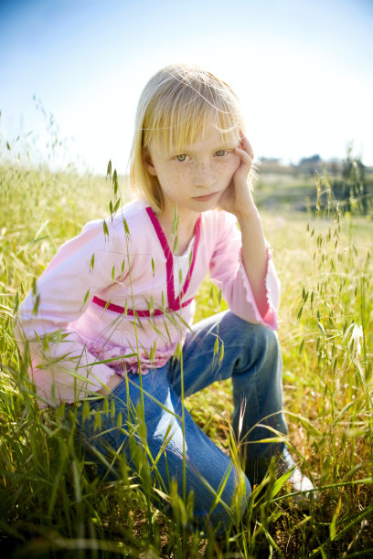 生气的孩子图片下载