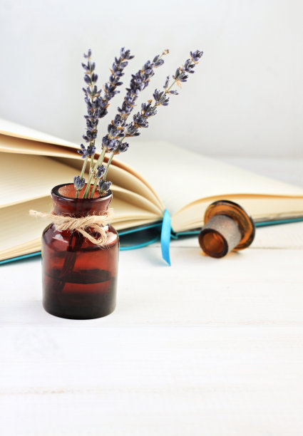 深色玻璃瓶里的薰衣草细枝图片下载