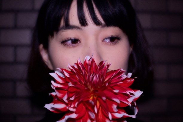 达莉亚和一个女人图片下载