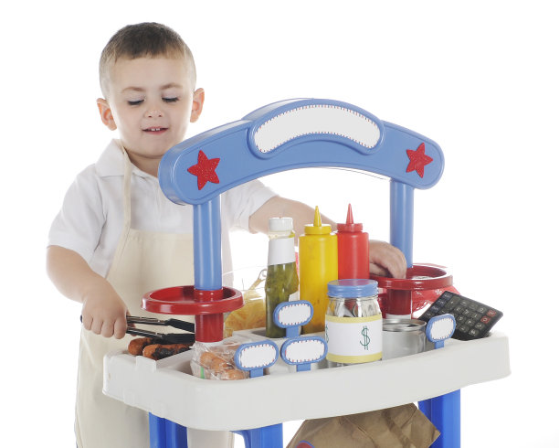 年轻的烧烤的企业家图片下载