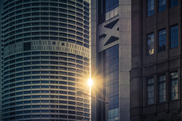 阳光在悉尼金融区的建筑物间闪耀图片下载
