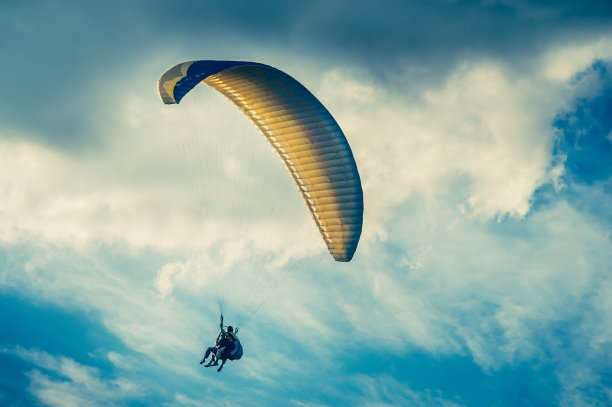 极限滑翔伞运动与蓝天和云彩的背景图片下载