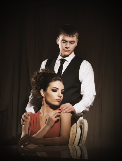 年轻夫妇的肖像图片下载