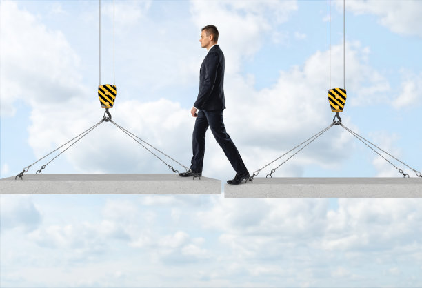 商人正跨过一块混凝土板上的缝隙图片下载