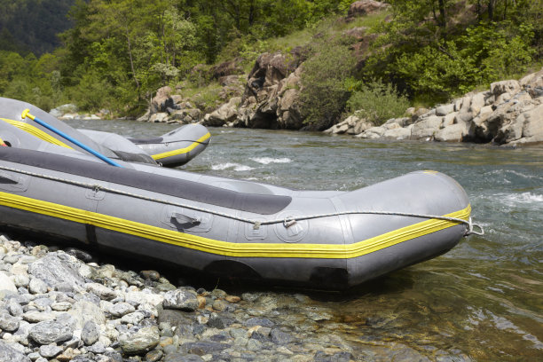 两个空木筏图片下载