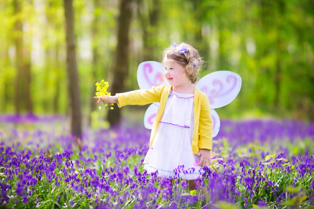 穿着精灵服装的小女孩在风信子森林里图片下载