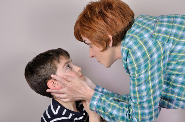 一个女人在训斥一个吓坏了的小男孩图片下载