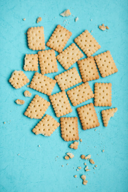 蓝色背景上的黄油曲奇图片下载