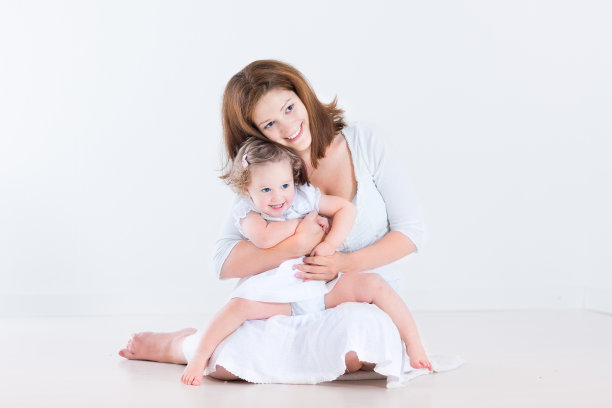 快乐的妈妈和她蹒跚学步的女儿玩图片下载