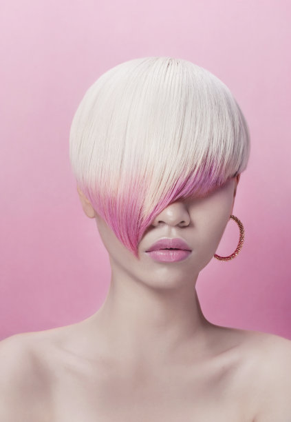 女士用她的金发和粉红色的头发部分遮住了脸图片下载