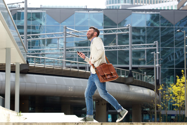 快乐的中年男子在户外用手机图片下载