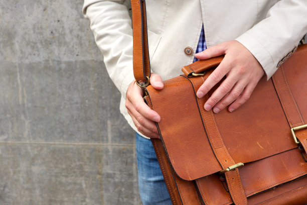 男人与皮革肩包图片下载