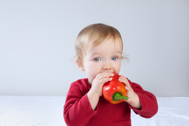 婴儿与辣椒粉图片下载