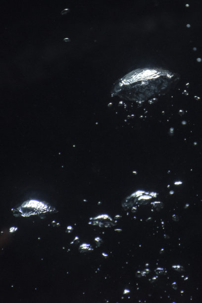 黑色背景中的气泡图片下载