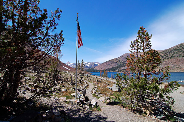 树木、湖泊和山脉——典型的约塞米蒂国家公园图片下载