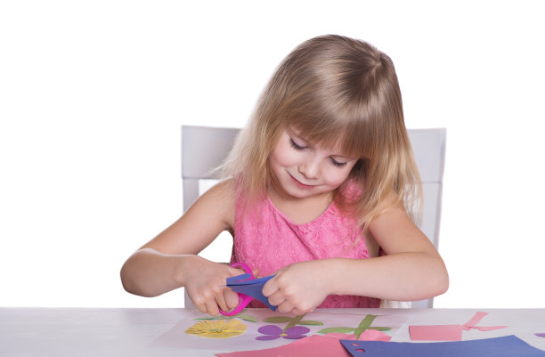 小女孩在做手工艺品。图片下载