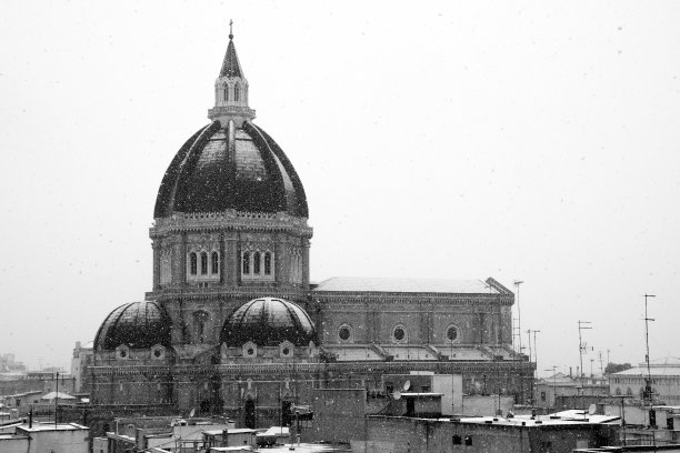 雪下的圆顶图片下载