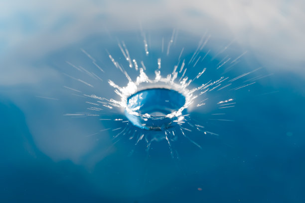 带反射的水溅图片下载