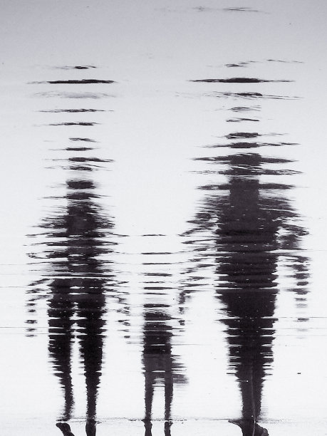 反映一对年轻夫妇和一个小婴儿图片下载