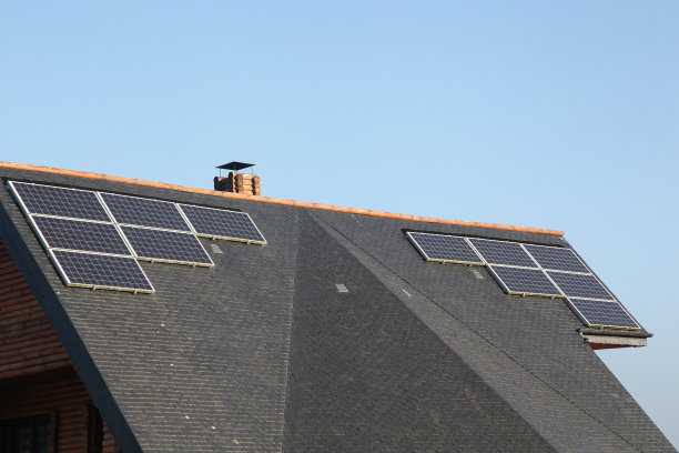 屋顶上的太阳能板图片下载