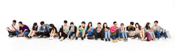 年轻的学生群看智能手机图片下载