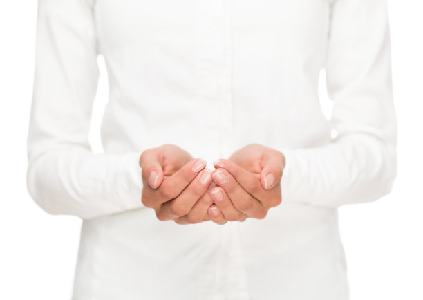 女性的手捧起图片下载