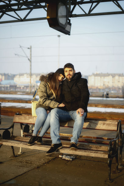 美丽恩爱的一对在车站等车图片下载