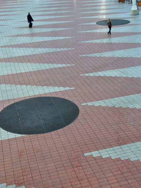 Man和wonam要离开机场了图片下载