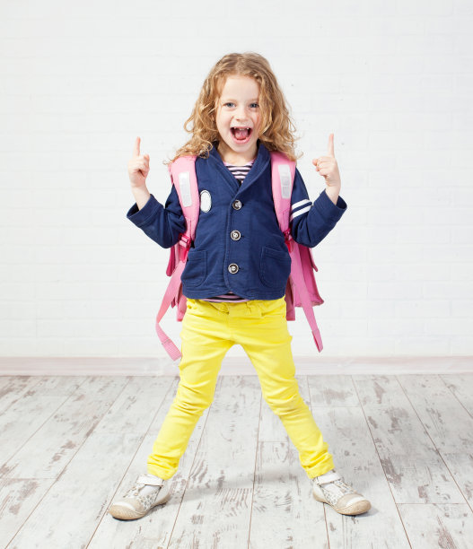 带着书包的小女孩图片下载