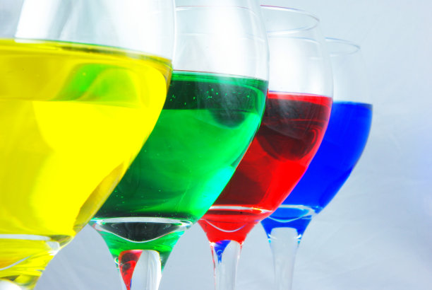 白色背景上的彩色酒杯图片下载