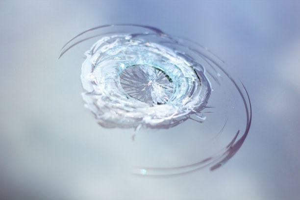 汽车挡风玻璃被砸碎了，玻璃碎了图片下载