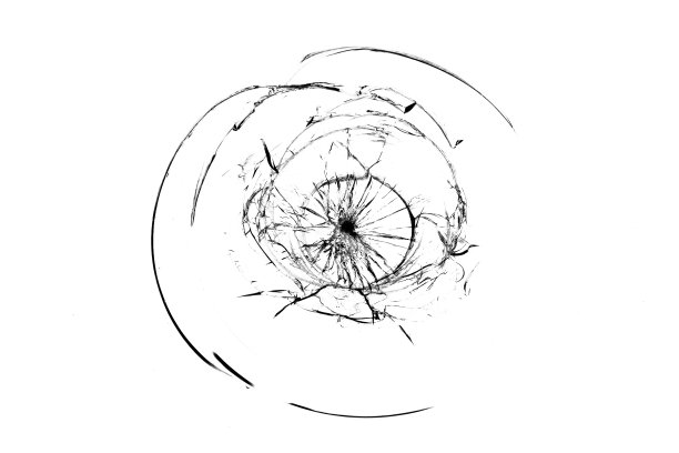 汽车挡风玻璃被砸碎了，玻璃碎了图片下载