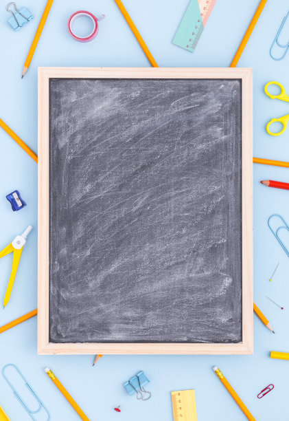 各种教学用品与空白黑板。垂直的。图片下载